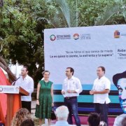 Escultura de Chespirito en Cancún
