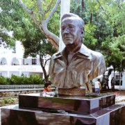 Escultura de Chespirito en Cancún