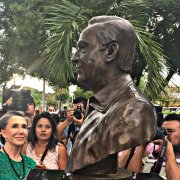 Escultura de Chespirito en Cancún