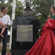 Escultura de Chespirito en Cancún