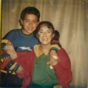 Andres Sebastian Sanchez con la Chilindrina