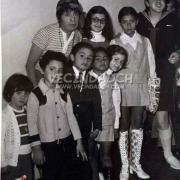 El Chavo y Quico con fans (1973)   ~ Galería Vecindad CH