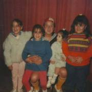 Ana Carola Anglarill y familia con Carlos Villagrán