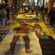 Homenaje a Chespirito en alfombra de flores