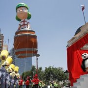 Homenaje al Chavo en Paris Parade 2015