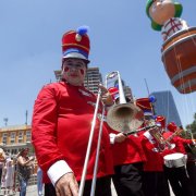 Homenaje al Chavo en Paris Parade 2015